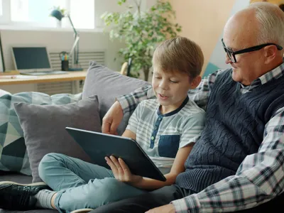 Les meilleures applications pour envoyer des photos à un parent âgé (2026)