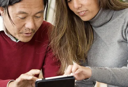 WhatsApp ou Claudette : faut-il sortir votre mère du groupe familial ?