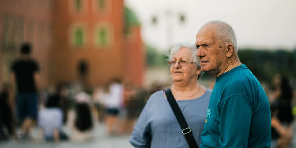 Couple âgé au regard lointain, au milieu de la foule