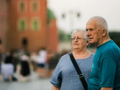 Culpabilité de vivre loin de ses parents âgés : ce qu'elle dit vraiment