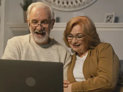 Partager des photos avec ses grands-parents sans réseaux sociaux